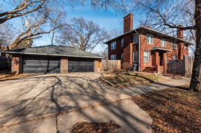 2 Bed 1 Bath Property in College Hill with Garage